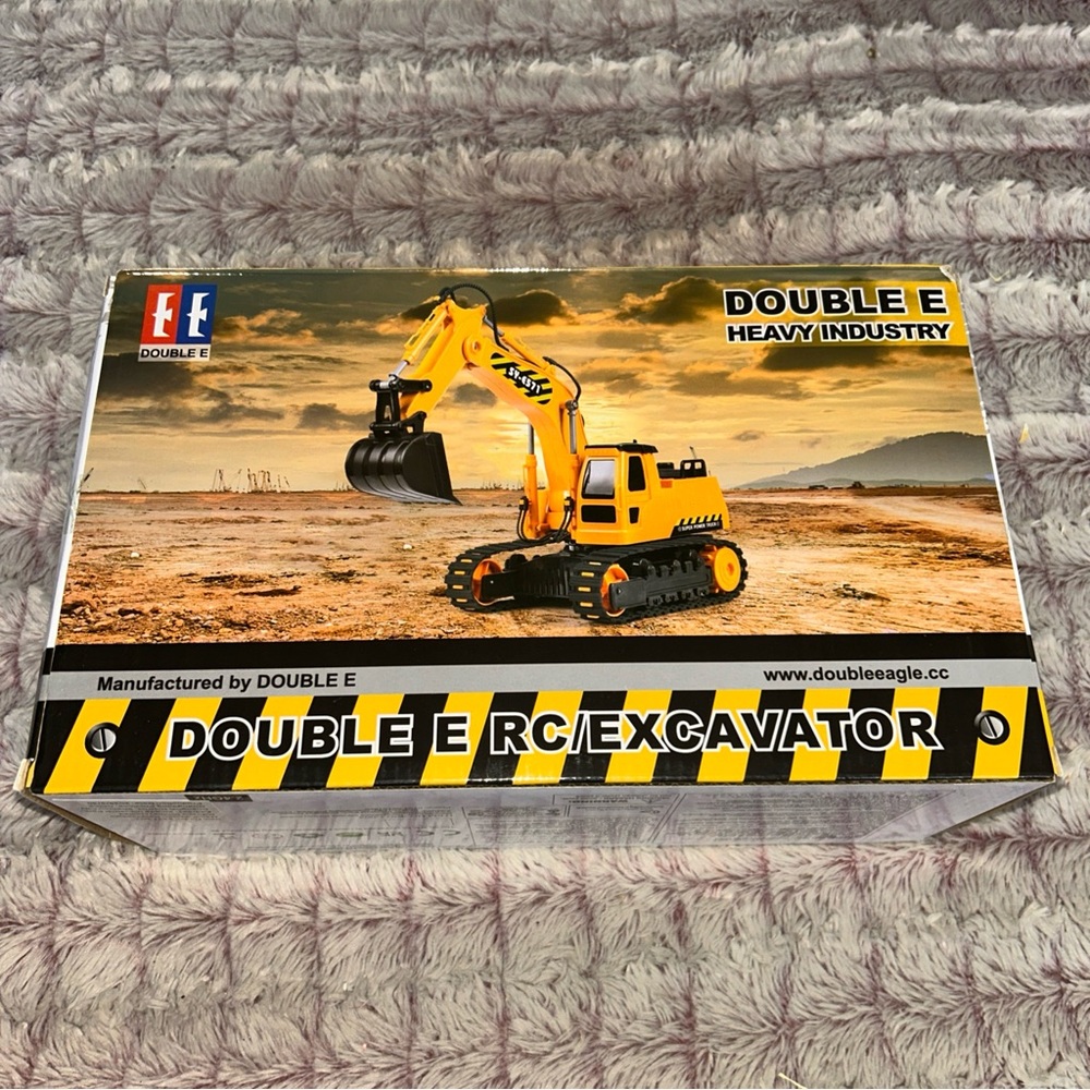 DOUBLE E Remote Control Excavator Toy 2 Batteries RC Excavators